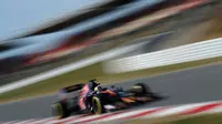 Pebalap Toro Rosso, Carlos Sainz Jr. berada di posisi kedua dengan waktu 1 menit 23,134 detik pada sesi sore hari keempat tes pramusim F1 2016 di Sirkuit Catalunya, Barcelona, Spanyol, Jumat (4/3/2016). (Reuters/Albert Gea)