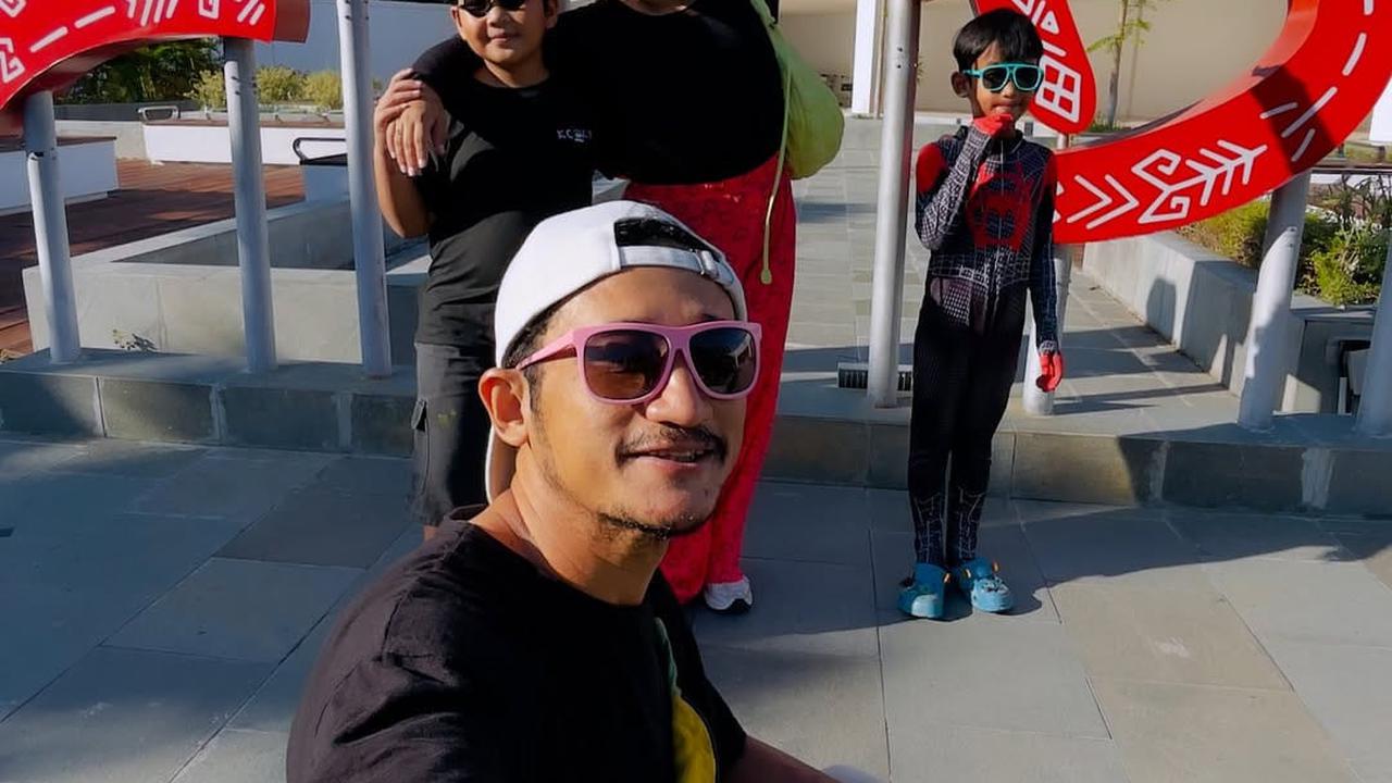 Potret Harmonis Isa Bajaj dengan Istri yang Luar Biasa, Menemani dari Dunia Entertain Hingga Pulang Kampung