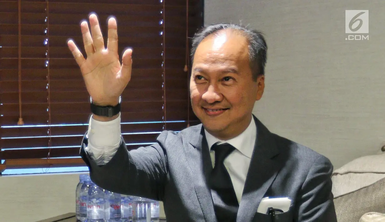 Menteri Sosial Agus Gumiwang melambaikan tangan saat konferensi pers usai dilantik di Istana Negara oleh Presiden Jokowi di DPP Partai Golkar, Jakarta, Jumat (24/8). (Liputan6.com/JohanTallo)