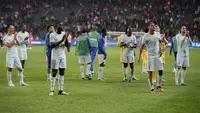 Para pemain Prancis bertepuk tangan ke arah suporter mereka usai laga UEFA Nations League antara Turki vs Prancis di Izmit, Turki, Jumat, 25 September 2026. (AP Photo/Khalil Hamra)