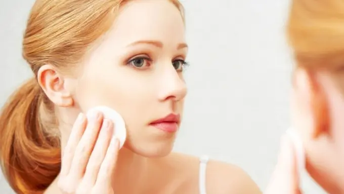 5 Alasan Menghapus Makeup Sebelum Tidur Itu Perlu