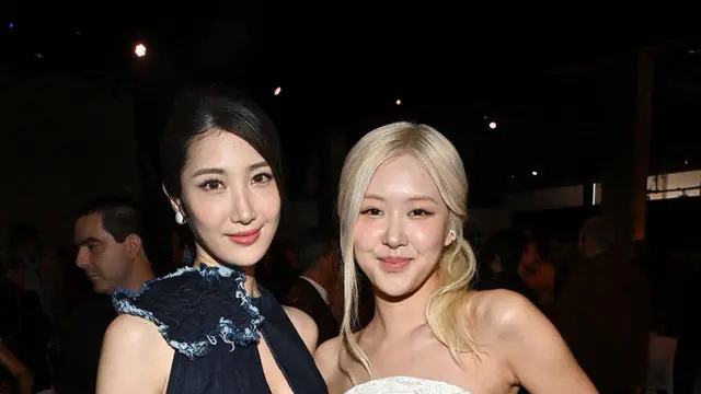 Rosé BLACKPINK Jadi K-Pop Idol Pertama Menangkan Variety Global Hitmaker of the Year 2025, Tampil Memukau dalam White Dress