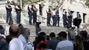 Polisi Prancis memblokir akses di tangga menuju stasiun kereta api Saint Charles, di Marseille, Prancis Selatan, (1/10). Serangan tersebut terjadi pada pukul 13.45 waktu setempat, atau 18.45 WIB. (AP Photo/Claude Paris)