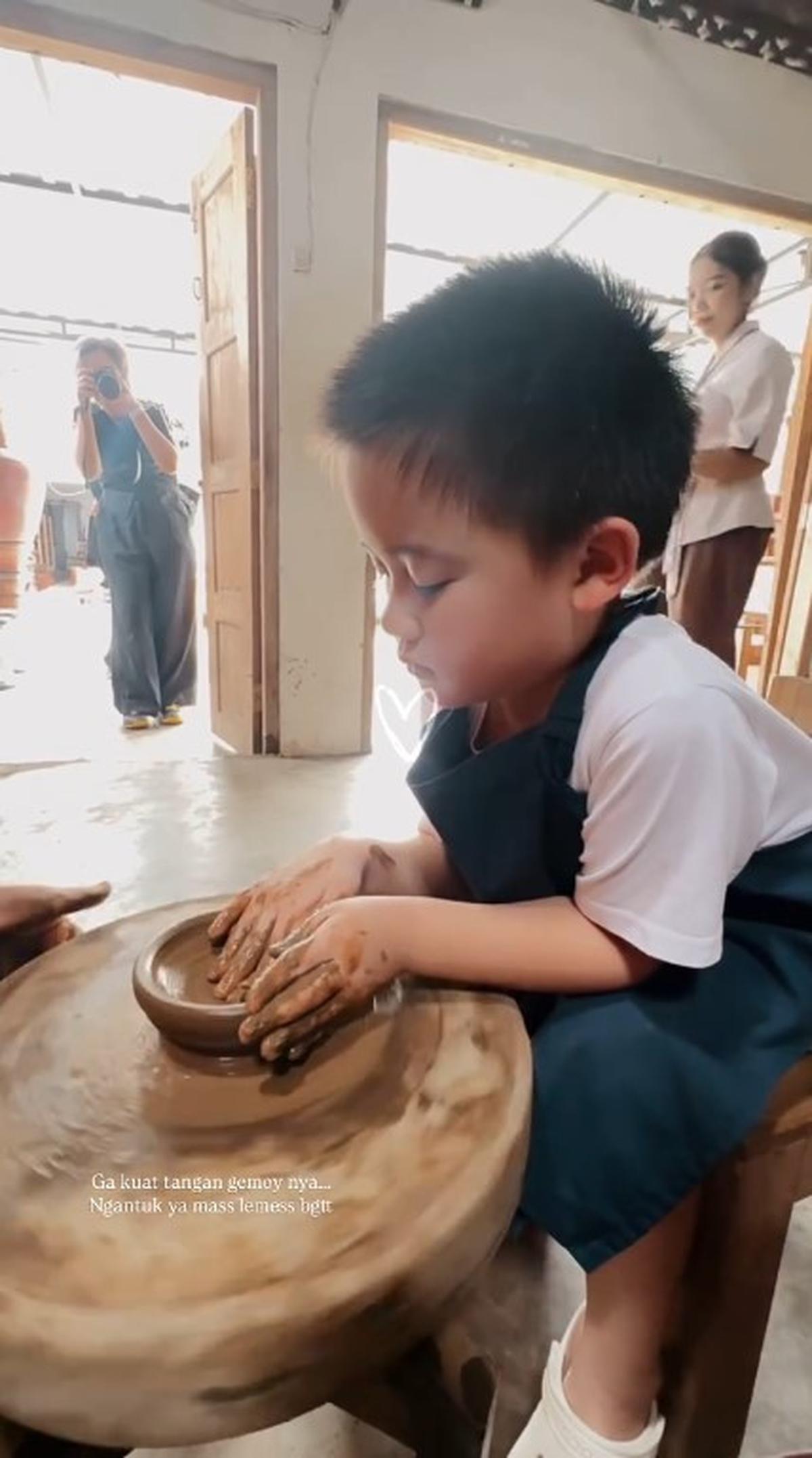 Gemasnya Athar Anak Citra Kirana Bikin Kerajinan Tanah Liat, Niatnya Mangkok Malah Jadi Kura-Kura