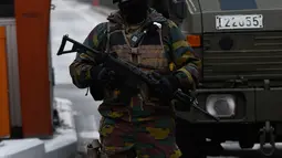 Tentara Belgia melakukan penjagaan di dekat bandara Zaventem, Brussels, Belgia, (23/3). Pihak keamanan Belgia saat ini sedang memburu seorang pria yang diduga pelaku serangan teror.  (JOHN THYS / AFP)