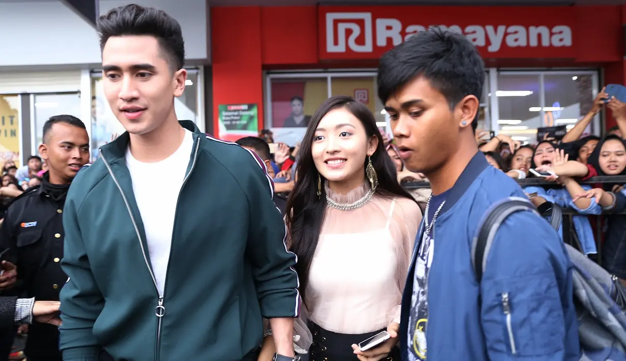 Lantaran bermain di sinetron yang sama, Siapa Takut Jatuh Cinta, keduanya berharap tak menemukan titik bosan. "Jangan sampai ada lah. Karena selalu ada hal baru yang kita omongin dan obrolin," tandas Natasha Wilona. (Nurwahyunan/Bintang.com)