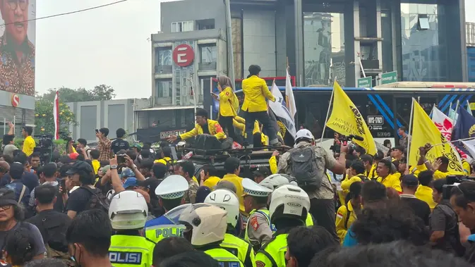 Massa BEM UI Tertahan di UoB, Bawa 8 Tuntutan