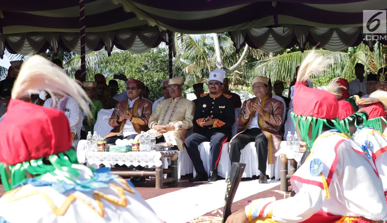 Tokoh nasional Rizal Ramli didampingi Sultan Tidore Husain Syah menyaksikan tarian tradisional pada HUT ke 910 Kota Tidore di Kesultanan Tidore, Sulawesi Utara, Kamis (12/4). Rizal Ramli mendapatkan gelar kehormatan Ngofa Tidore. (Liputan6.com/Pool/Ardi)
