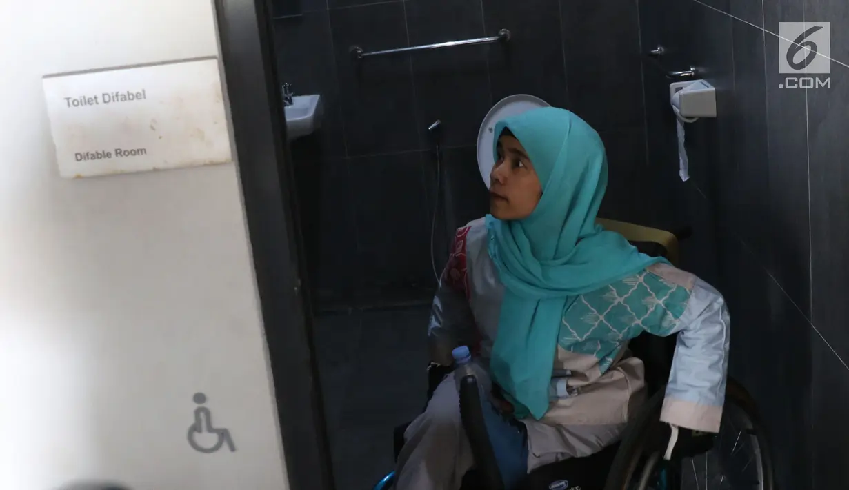 Salah satu penyandang disabilitas mengecek kondisi kamar kecil khusus saat melihat kesiapan venue Asian Para Games 2018 di Jakarta, Jumat (28/9). 41 negara di kawasan Asia akan berlaga di Asian Para Games 2018. (Liputan6.com/Helmi Fithriansyah)