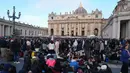 Hingga Jumat (25/4/2025), sekitar 250.000 orang telah memberikan penghormatan terakhir kepada Paus Fransiskus dalam prosesi persemayaman selama tiga hari di Basilika Santo Petrus, Vatikan. (Dimitar DILKOFF/AFP)