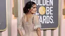 <p>Salma Hayek tiba pada acara Golden Globe Awards 2023 di Beverly Hilton Hotel, Beverly Hills, California, Amerika Serikat, 10 Januari 2023. Hayek tampil seksi menawan dengan dress menerawang yang memperlihatkan lekuk tubuhnya. (Amy Sussman/Getty Images/AFP)</p>