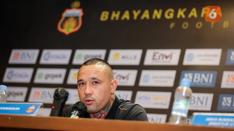 Foto: Direkrut dengan Harga Fantastis, Radja Nainggolan Resmi Dikenalkan Bhayangkara FC untuk Putaran Kedua BRI Liga 1 2023/2024