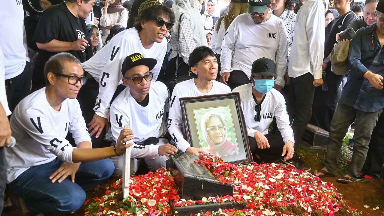 Foto: Tangis Haru Pemakaman Bunda Iffet