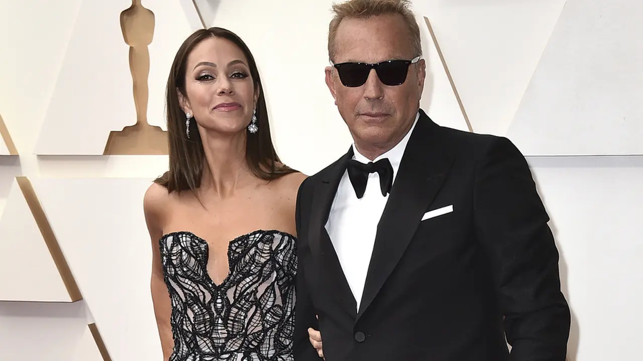 Kevin Costner dan Christine Baumgartner. (Jordan Strauss/Invision/AP, File)