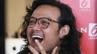 Nyeleneh, Pandji Pragiwaksono Menyapa Dwi Sasono Pakai Pisau
