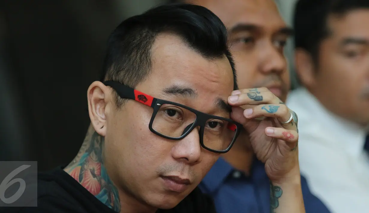 Ekspresi Kiki Mirano saat memberi keterangan pers di Komnas Perlindungan Anak, Jakarta, Kamis (28/4). Kiki Mirano mendatangi Komnas PA untuk memberikan penjelasan terkait laporan istrinya, Sheila Marcia beberapa waktu lalu. (Liputan6.com/Herman Zakharia)
