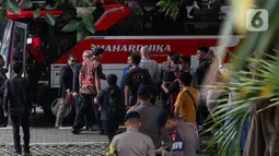 Didampingi tim penasehat hukum, Hasto Kristiyanto tiba sekitar pukul 09.35 WIB dengan menggunakan bus. (Liputan6.com/Angga Yuniar)