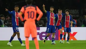 Tifo Kontroversial Fans PSG Bikin Barcelona Murka