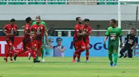 Pemain Persiba merayakan gol Marlon Da Silva de Moura (tengah) pada lanjutan Liga 1 melawan PS TNI di Stadion Pakansari, Cibinong, Kab Bogor, Jumat (5/5/2017). Laga kedua tim berakhir imbang 1-1. (Liputan6.com/Helmi Fithriansyah)