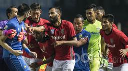 Bek Persib Bandung, Vladimir Vujovic, mengejar gelandang Bali United, Yabes Roni. Insiden yang tejadi di menit ke-74 itu membuat laga menjadi memanas karena sejumlah pemain jadi terlibat perdebatan. (Bola.com/Vitalis Yogi Trisna)