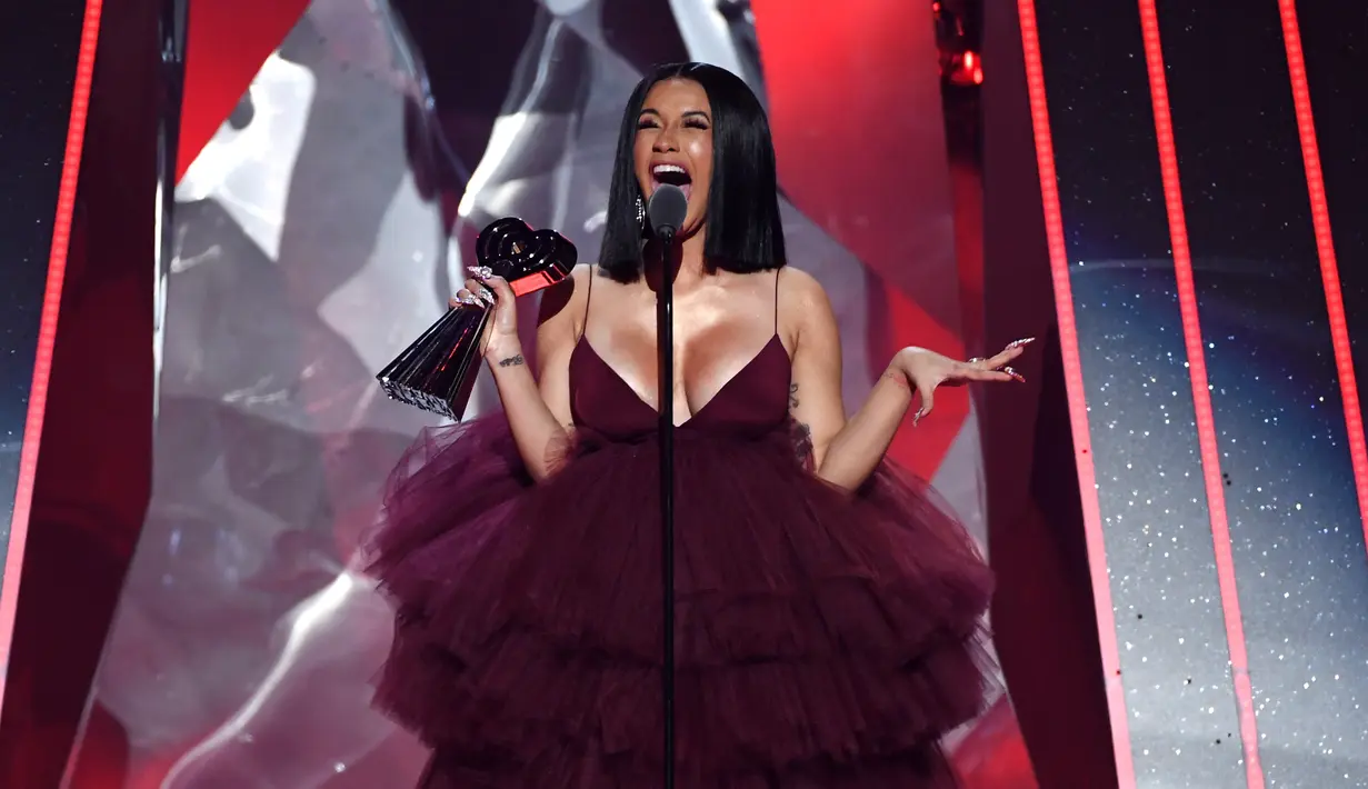 Pada awal tahun, Cardi B membantah bahwa ia hamil. Ia mengatakan bahwa dirinya hanya tambah gemuk. (KEVIN WINTER  GETTY IMAGES NORTH AMERICA  AFP)