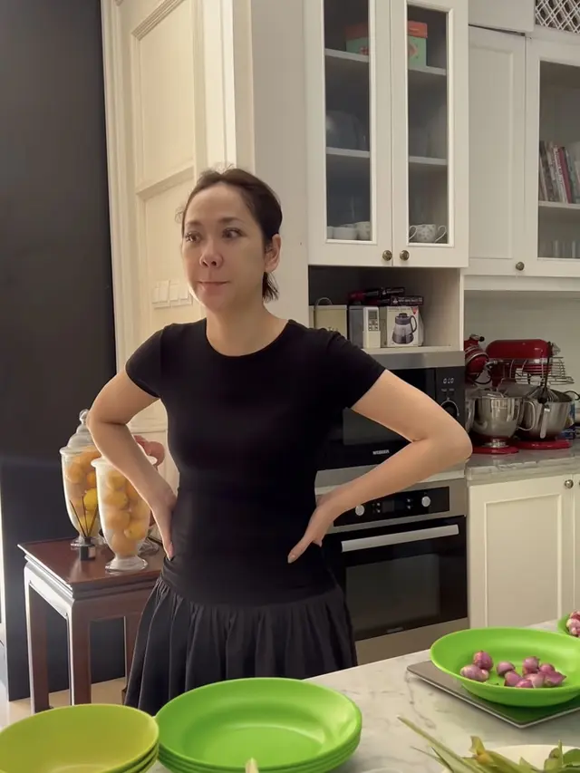 Bunga Citra Lestari Saat Masak Rendang Jelang Lebaran pakai baju hitam. [@bumiauw]
