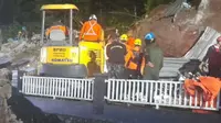 Tim SAR dalam operasi pencarian korban longsor yang melanda Dusun Peniron, Desa Plipiran, kecamatan Bruno, Kabupaten Purworejo, Jateng. (Liputan6.com/ Dok BPBD Purworejo)