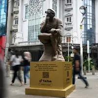 Ikon #PikirDuaKali TikTok di Terowongan Kendal, Sudirman.