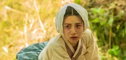 Nana dengan hanbok yang cukup lusuh. (Netflix)