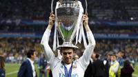 Penyerang Real Madrid, Gareth Bale, melakukan selebrasi angkat trofi usai menjuarai Liga Champions di Stadion NSC Olimpiyskiy, Kiev, Minggu (27/5/2018). Real Madrid menang 3-1 atas Liverpool. (AP/Pavel Golovkin)