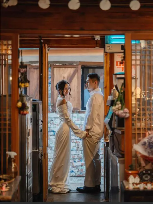 Masih dengan outfit serba putih, Beby Tsabina dan Rizki Natakusumah tampil lebih romantis [@bebyesofficialreal]