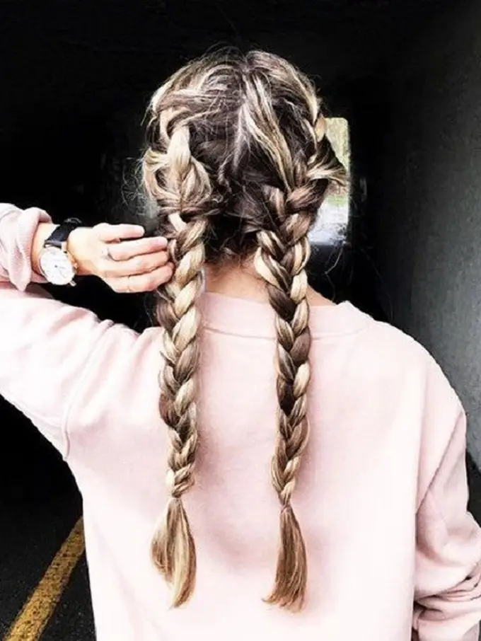 [Bintang] Bikin Wajahmu Terlihat Lebih Tua, Hindari Gaya Rambut Ini!