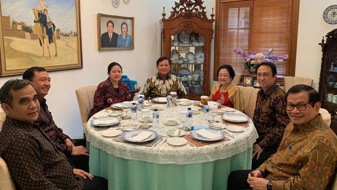 Ketua Umum PDIP Megawati Soekarnoputri menerima kedatangan Ketua Umum Gerindra Prabowo Subianto di rumahnya, Rabu (24/7/2019). (foto: Dokumentasi PDIP)
