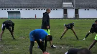 Pemain Arema Hadapi Kondisi Lapangan Berat pada Latihan Pertama di Bulan Ramadan
