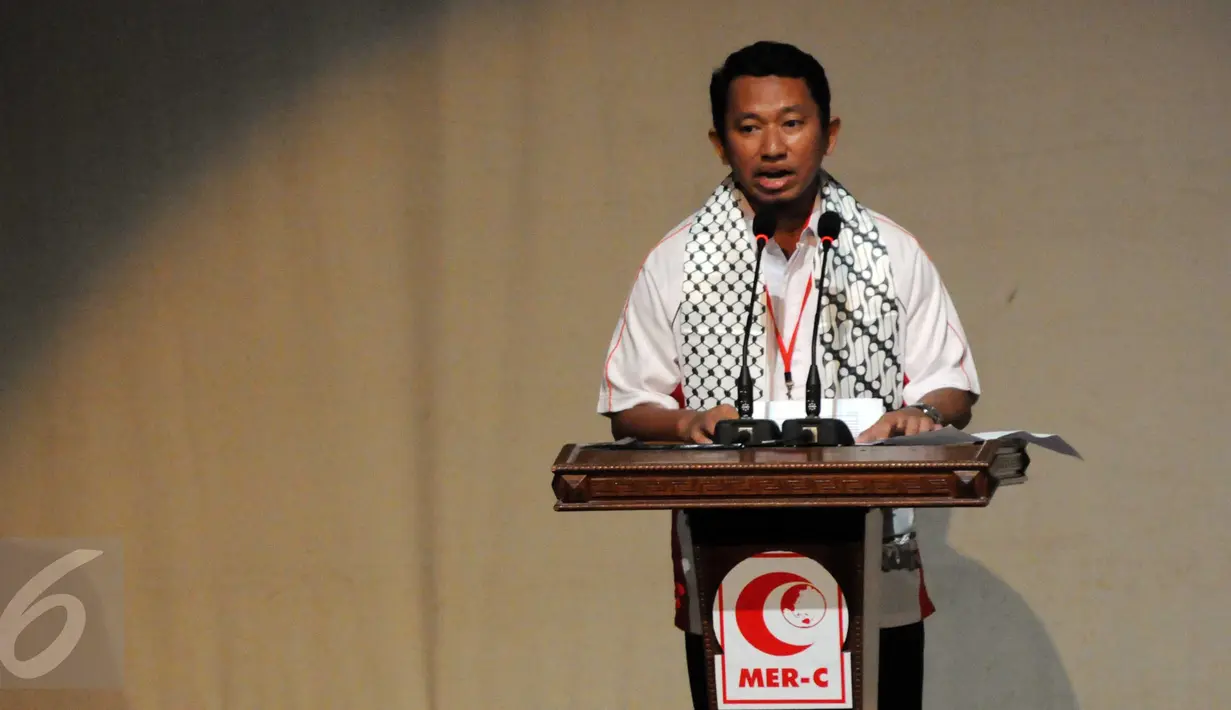 Ketua Presdium MER-C, dr. Henry Hidayatullah memberikan sambutan saat acara penyerahan secara simbolis RS Indonesia di Gaza, Jakarta, Sabtu (9/1/2016). MER-C berkomitmen untuk terus berkarya untuk bangsa dan negara. (Liputan6.com/Helmi Afandi)