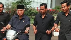 Orang-Orang yang Berani Minta Soeharto Mundur