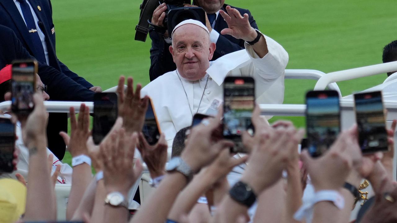 Sempat Berkunjung ke Indonesia, Paus Fransiskus Datangi Masjid Istiqlal dan Pimpin Misa Agung di SUGBK