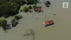 Potret rumah-rumah yang tersisa dan tenggelam akibat perubahan ikim di Rejosari Senik, Demak, Jawa tengah, Minggu (5/5/2024). (merdeka.com/Arie Basuki)