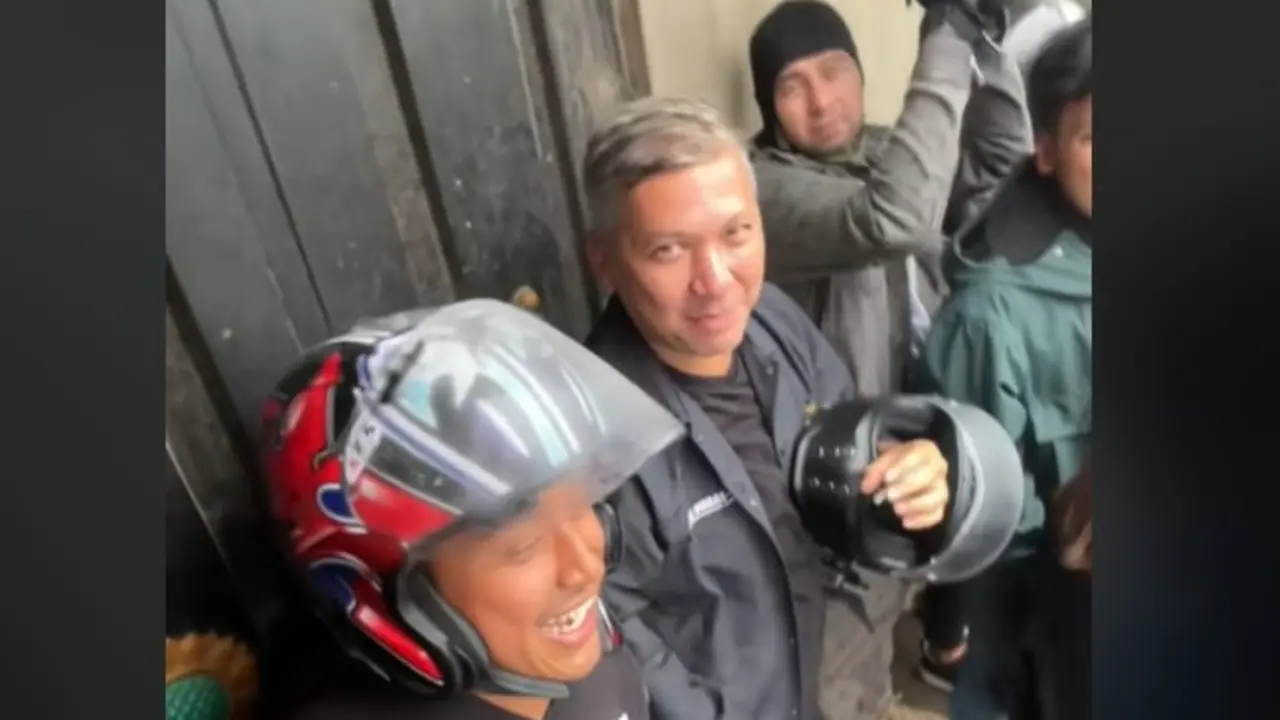 Berteduh Saat Motoran di Kawasan Gunung Bromo, Ariel NOAH sampai Raffi Ahmad Diajak Foto Bareng.  foto: TikTok @fahrlzain