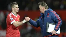 Louis van Gaal bersalaman dengan gelandang muda Manchester United, Morgan Schneiderlin usai laga Liga Inggris melawan Watford di Old Trafford, Manchester, (2/3/2016). AFP/Oli Scarff)