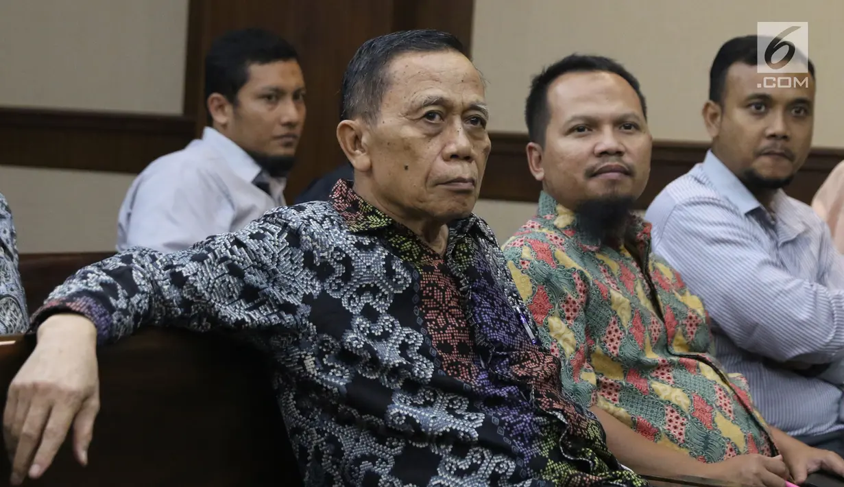 Mantan anggota Komisi XI DPR RI, Amin Santono (kedua kiri) jelang sidang dakwaan di Pengadilan Tipikor, Jakarta, (20/9). Amin didakwa dalam kasus suap usulan dana perimbangan keuangan daerah RAPBN Perubahan 2018. (Liputan6.com/Helmi Fithriansyah)