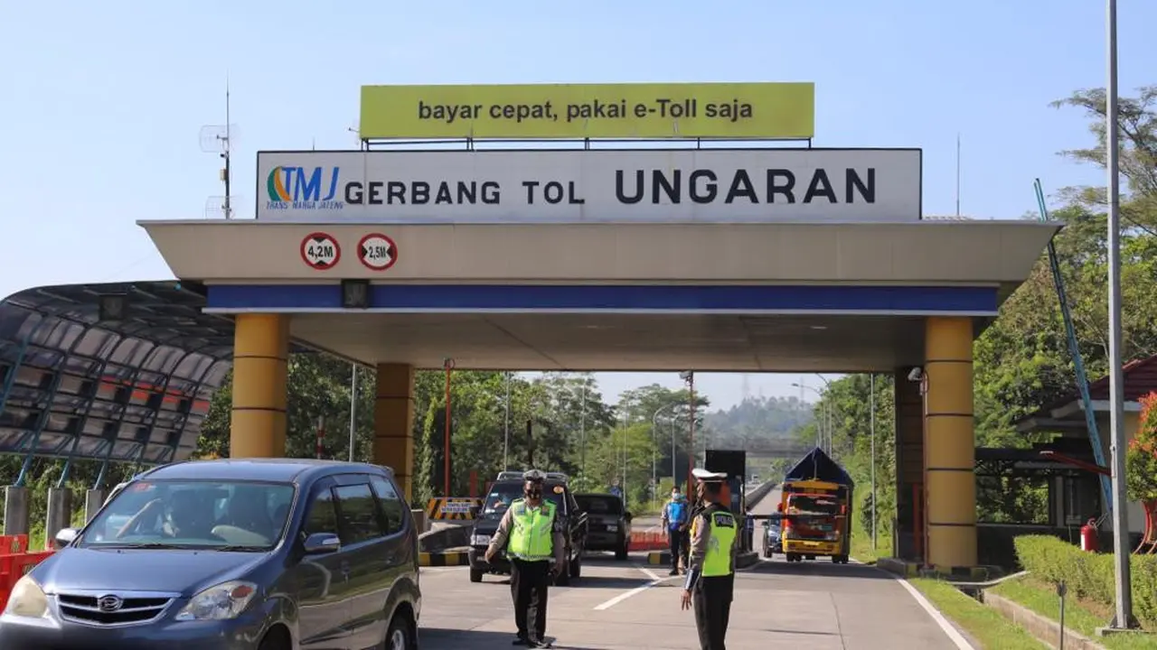 Polda Jateng saat melakukan pemeriksaan pengendara di akses tol tujuan sejumlah wilayah di Jawa Tengah. (Foto : Liputan6.com/Humas Polda Jateng)