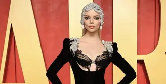 Setelah penampilannya di red carpet Oscar dalam gaun rancangan Dior Haute Couture, kali ini ANya Taylor tampil maksimal di perhelatan after party. [Foto: Instagram/ Anya Taylor-Joy]