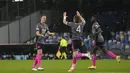 Bek Leicester City, Jonny Evans (kiri) berselebrasi usai mencetak gol ke gawang Napoli pada pertandingan Grup C Liga Europa di Stadion Diego Armando Maradona di Naples, Italia (10/12/2021). The Foxes terdepak dari Liga Europa karena berada diperingkat ketiga. (AP Photo/Gregorio Borgia)