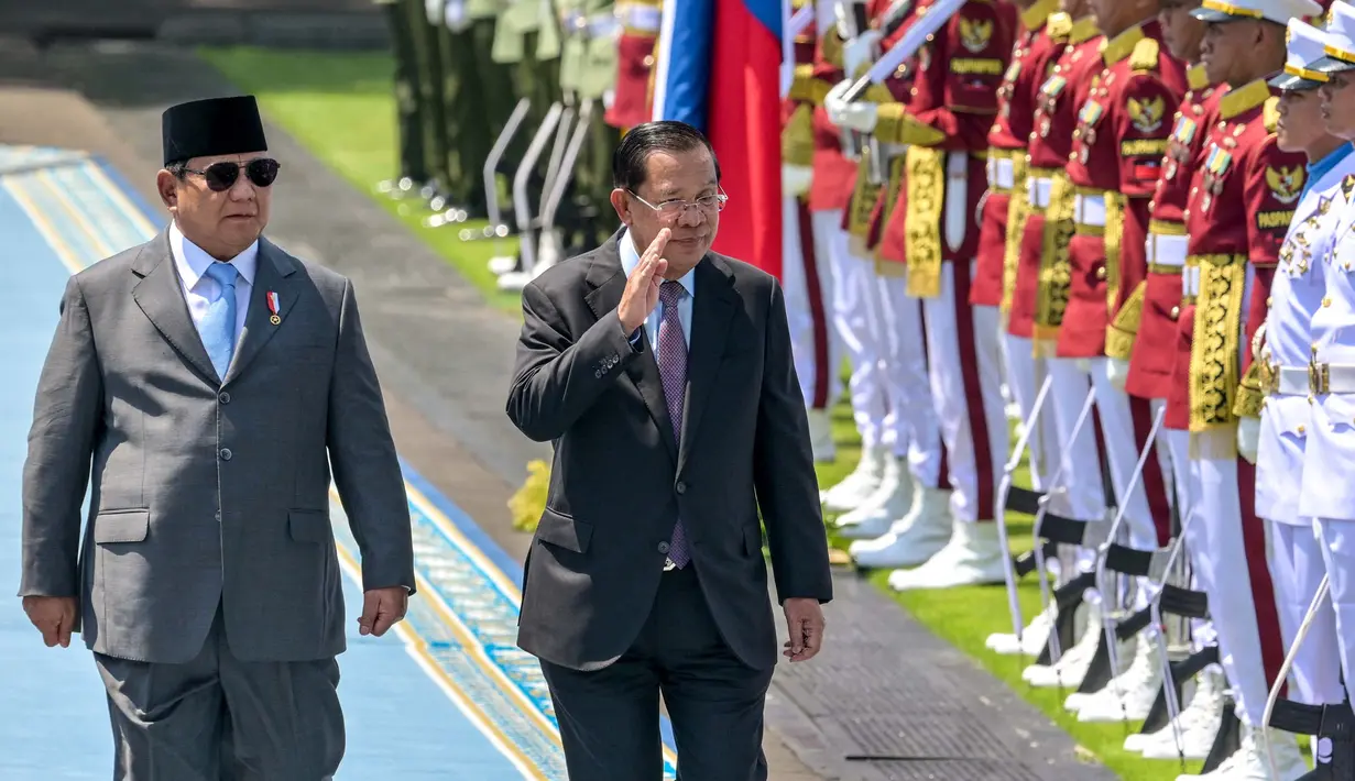 Presiden Republik Indonesia Prabowo Subianto (kiri) bersama Presiden Senat Kamboja Samdech Akka Moha Sena Padei Techo Hun Sen meninjau pasukan jajar kehormatan saat upacara penyambutan di Istana Merdeka di Jakarta pada Senin 5 Mei 2025. (BAY ISMOYO/AFP)