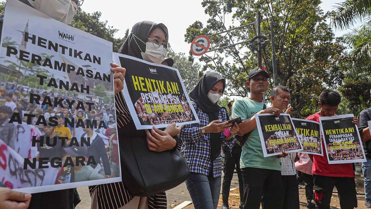 Aktivis lingkungan Walhi dan warga Nagari Air Bangis menggelar aksi unjuk rasa di depan Kantor Kemenko Perekonomian, Jakarta, Jumat (22/9/2023). Dalam aksinya mereka menolak rencana Proyek Strategis Nasional di wilayah Air Bangis.