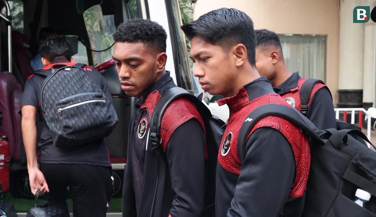 Pemain Timnas Indonesia U-22 memasuki bus untuk menuju Stadion Olympic, Phnom Penh, Selasa (16/05/2023). Mereka akan menjalani partai final SEA Games melawan Thailand. (Bola.com/Abdul Aziz)