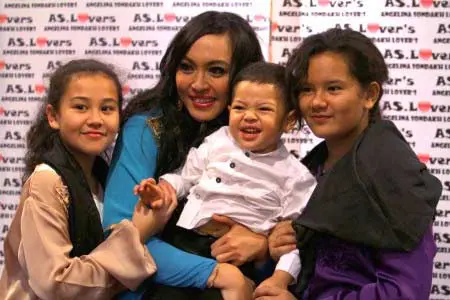 Angelina Sondakh bersama ketiga anaknya usai berbuka puasa bersama dengan 100 anak yatim piatu dan para penggemarnya di kawasan Taman Cilandak, Jakarta, Minggu (7/8).(Antara) 