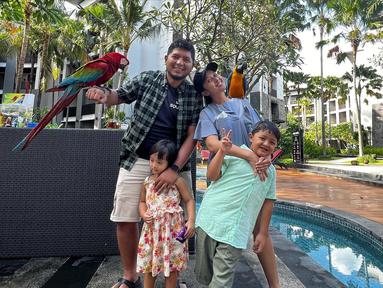 Chua Kotak bersama suami, dan anak-anaknya, berlibur ke Bali. Mereka datang ke Bali Zoo dan bermain dengan burung. (Foto: Instagram/@chuakotak)
