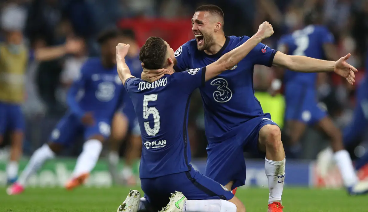 Selebrasi gelandang Chelsea, Mateo Kovacic (kanan) dengan Jorginho setelah mengalahkan Manchester City pada laga final Liga Champions 2020/2021 di Dragao Stadium, Porto, Portugal (29/5/2021). Pada musim 2020/2021 Chelsea yang diperkuat seorang pemain Kroasia, yaitu Mateo Kovacic berhasil menjuarai Liga Champions dengan mengalahkan Manchester City 1-0 di partai final. (AFP/Pool/Jose Coelho)